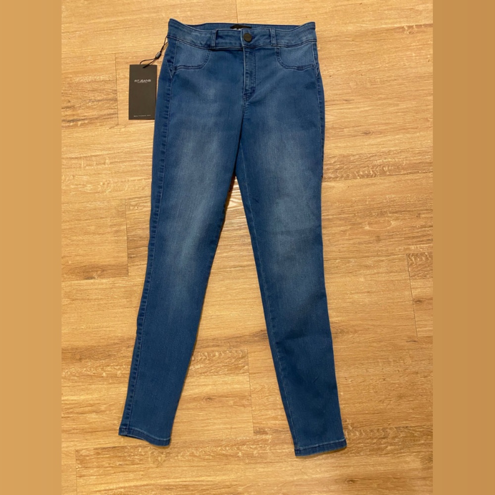 FIT JEANS is the brand. Color: Azure Blue. Size: Medium (27.5-29.5 inch waist)